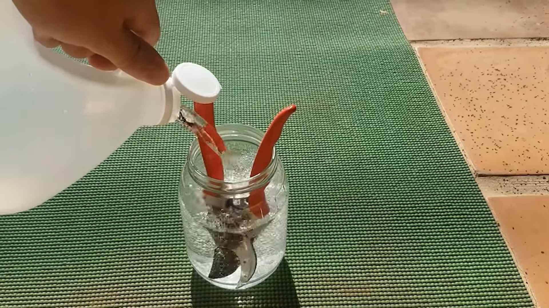White vinegar housekeeping uses