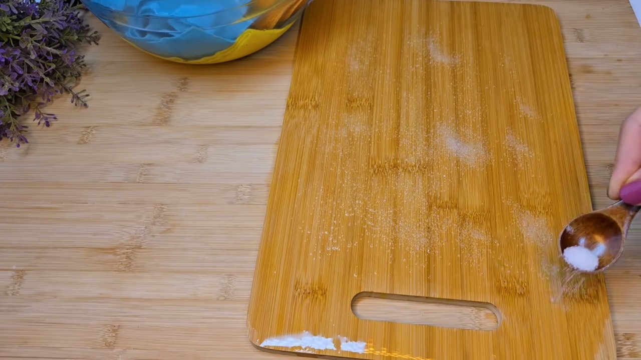 Clean chopping board naturally